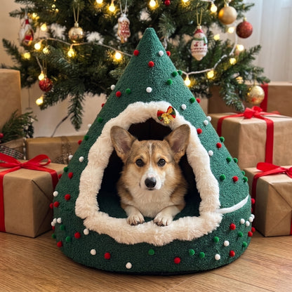 Perro de raza pequeña junto a la casa navideña para mascotas